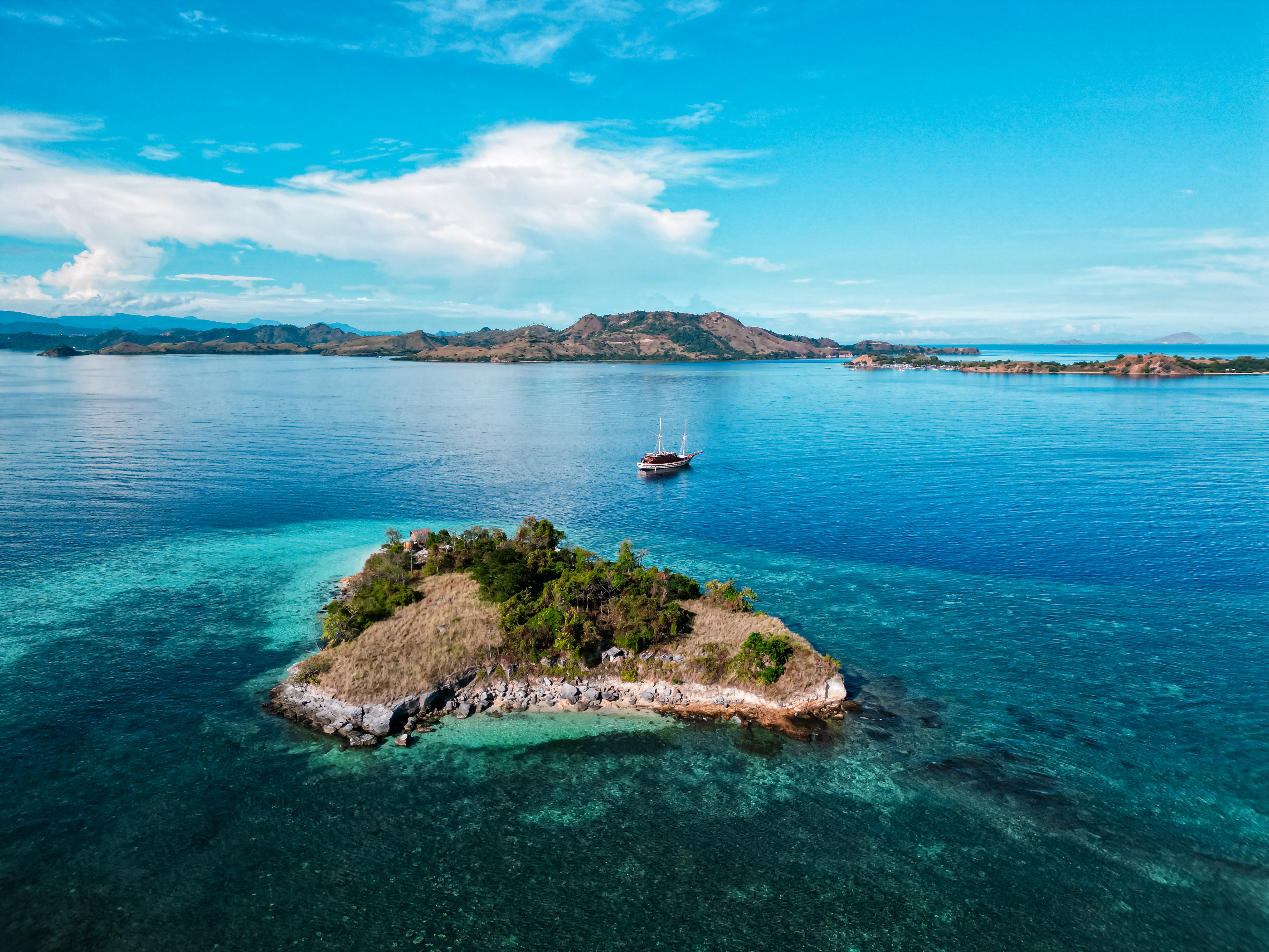 Tropical islands and turquoise ocean in Indonesia for a three week travel itinerary