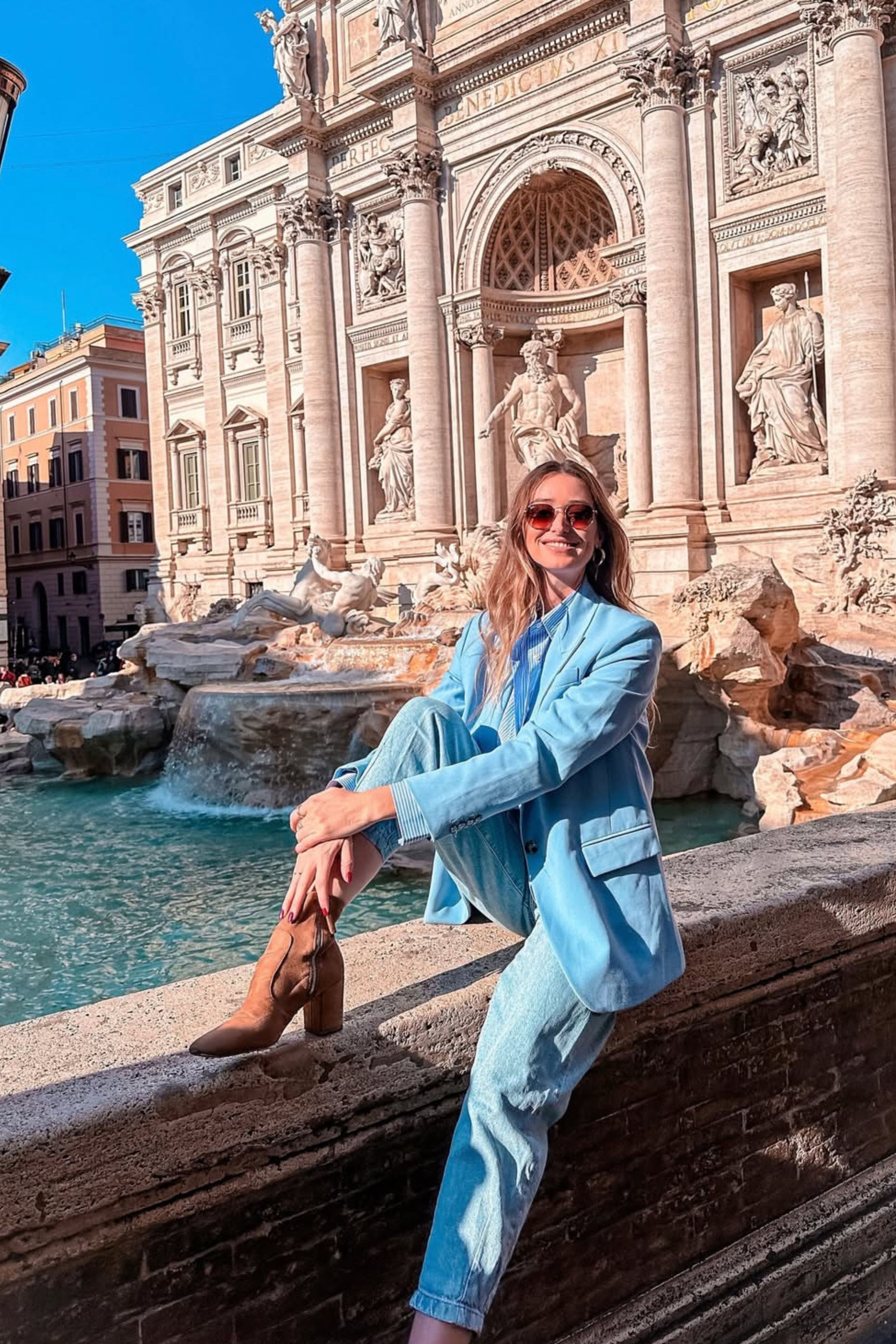 Carlijn sitting by the Trevi Fountain in Rome