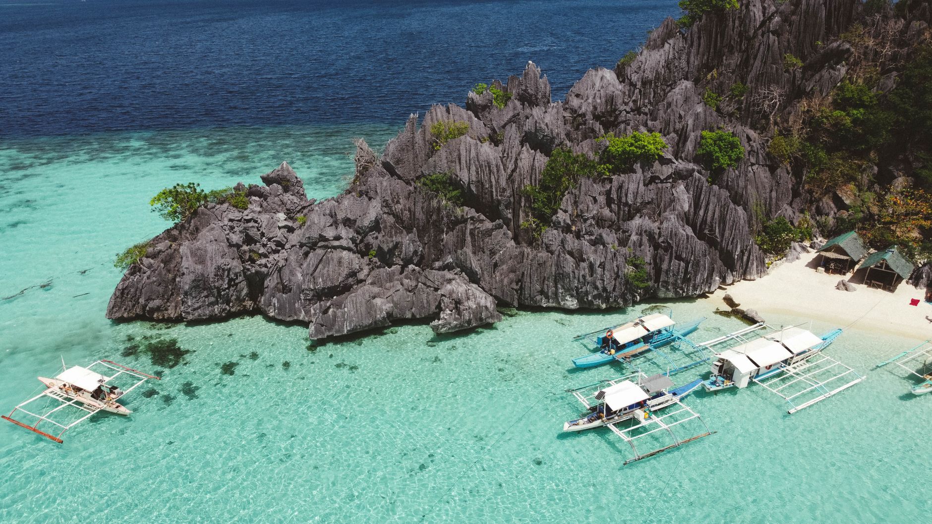 Limestone cliffs and turquoise water in Coron, Palawan, Philippines