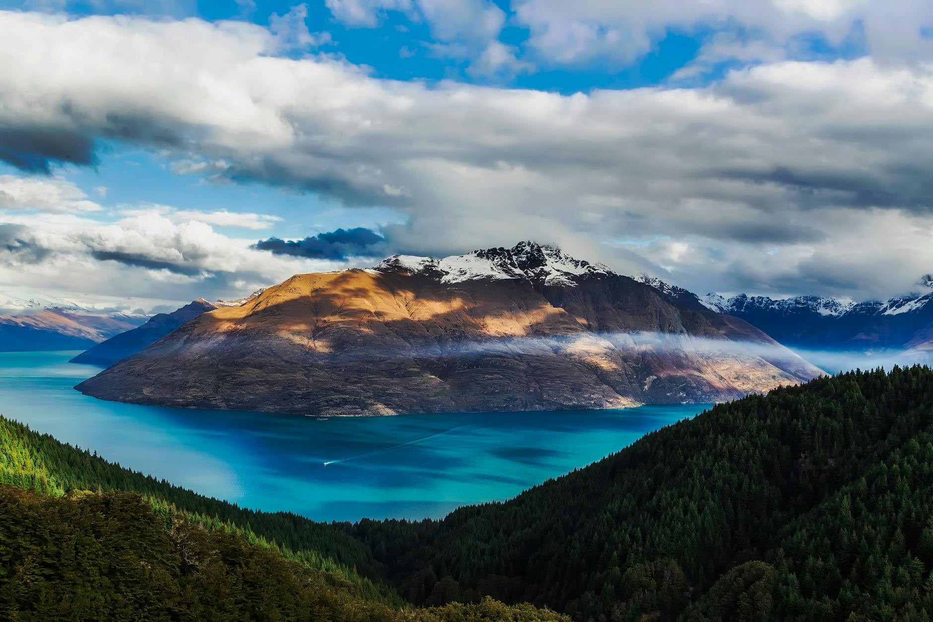 Mountain lake and dramatic landscape in New Zealand