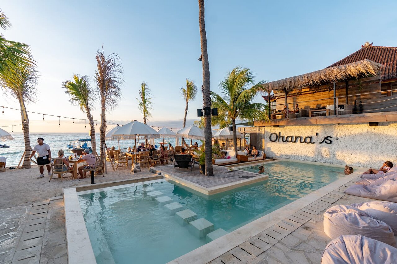 Beach club pool and ocean view on Nusa Lembongan