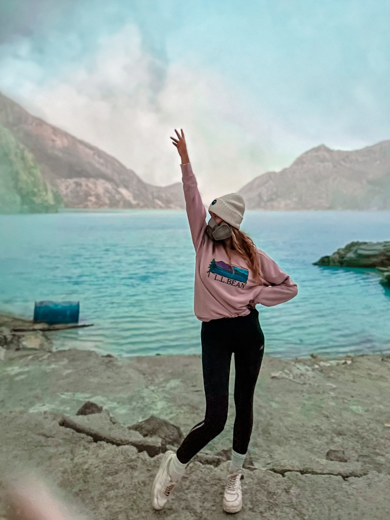Carlijn standing by the turquoise crater lake of Mount Ijen in East Java