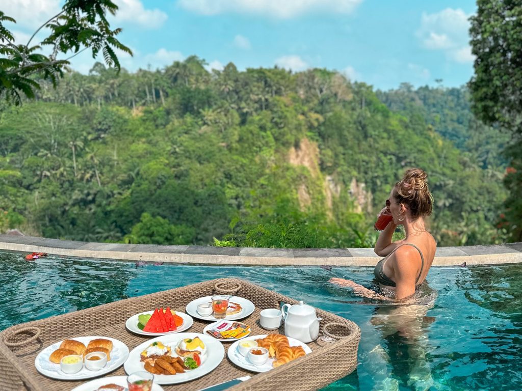 Carlijn de Jong enjoying a floating breakfast in a jungle pool during aN Ubud luxury hotel stay in Bali, Indonesia