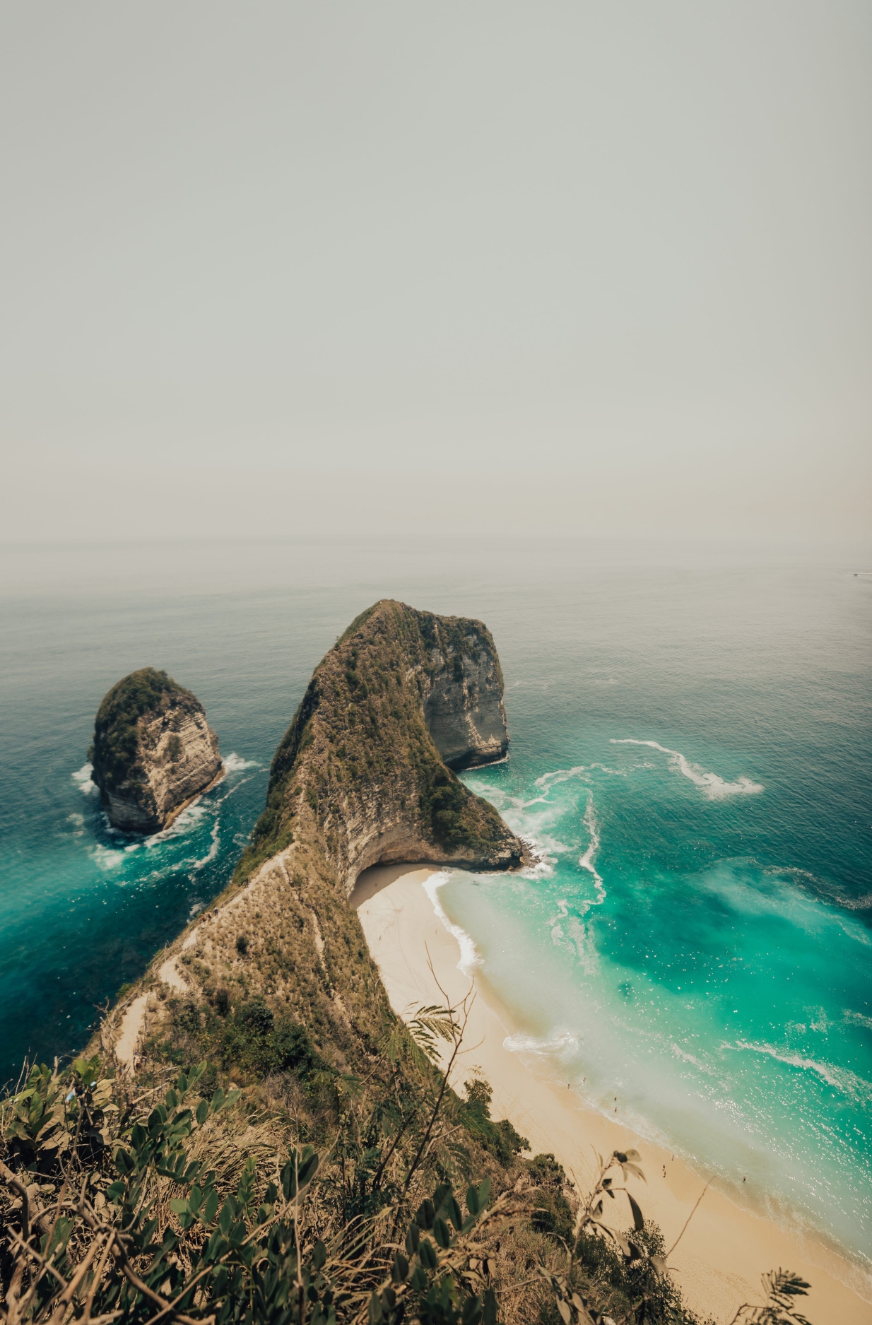 Kelingking Beach viewpoint in Nusa Penida, Bali with turquoise water and steep limestone cliffs