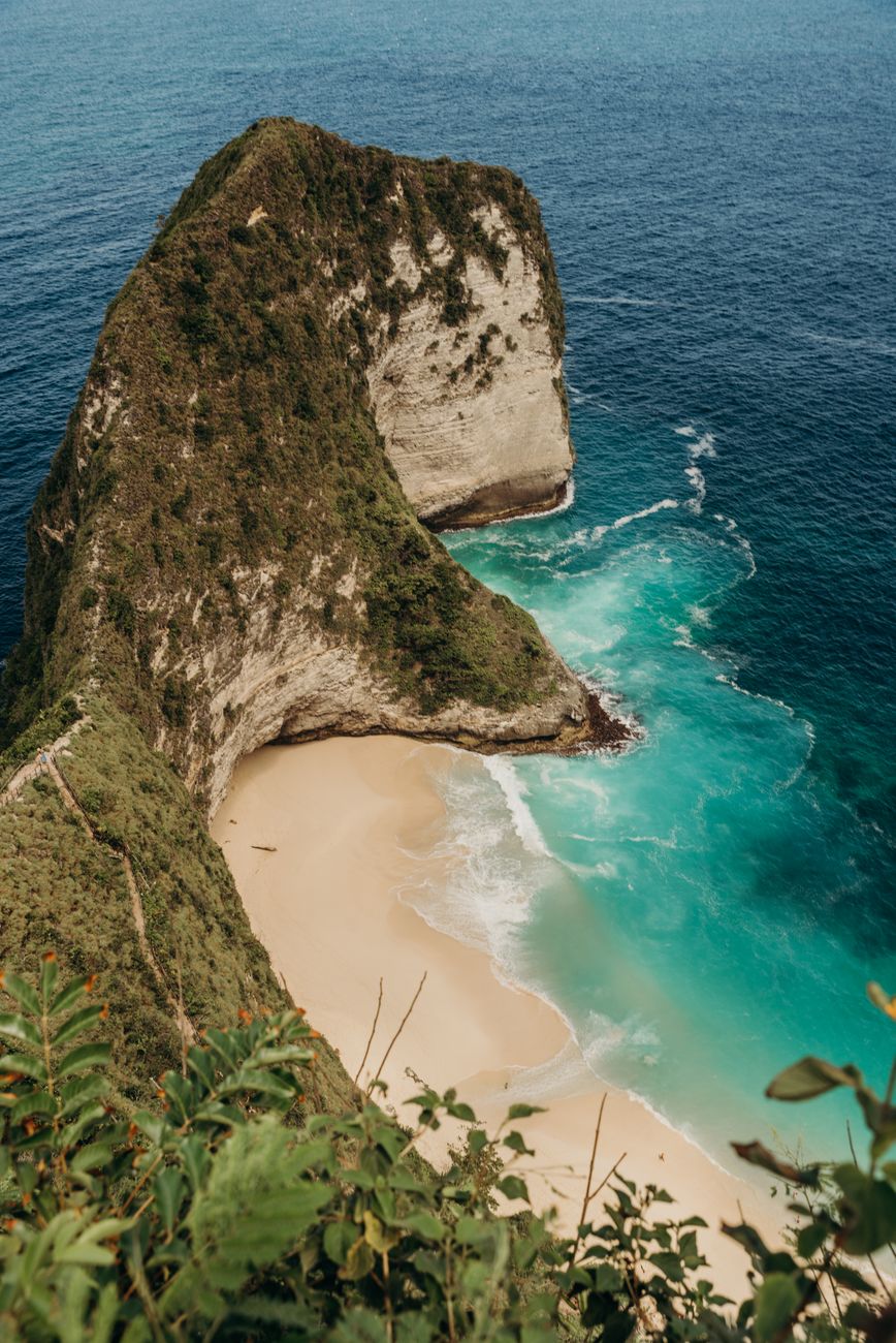 Diamond Beach: View from above of Diamond Beach with white sand, bright turquoise water and steep limestone cliffs in Nusa Penida, Bali