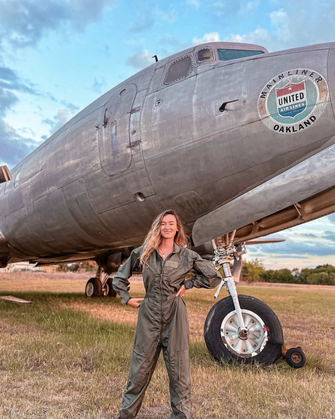 Carlijn standing under a vintage DC-10 airplane in the USA