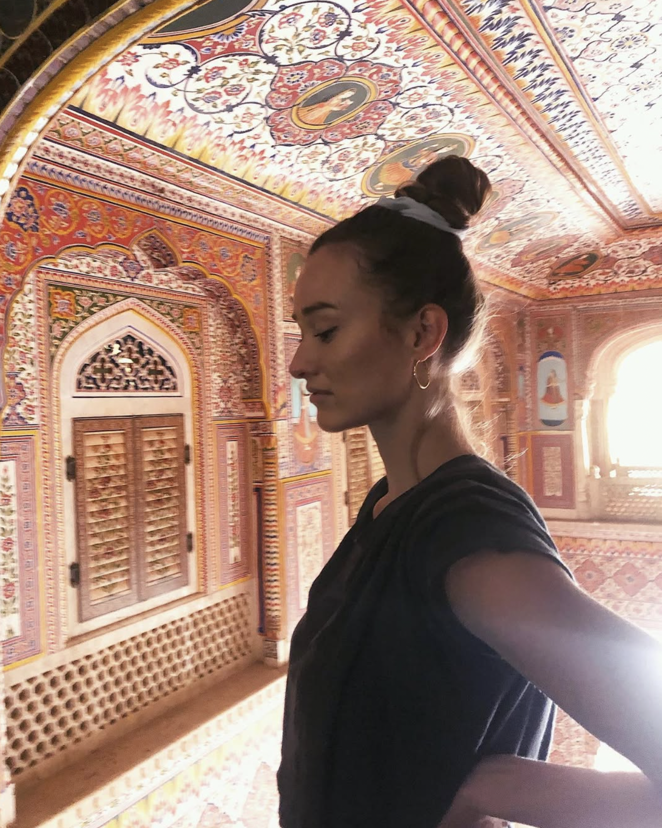 Carlijn inside an ornate palace room in Jaipur, India