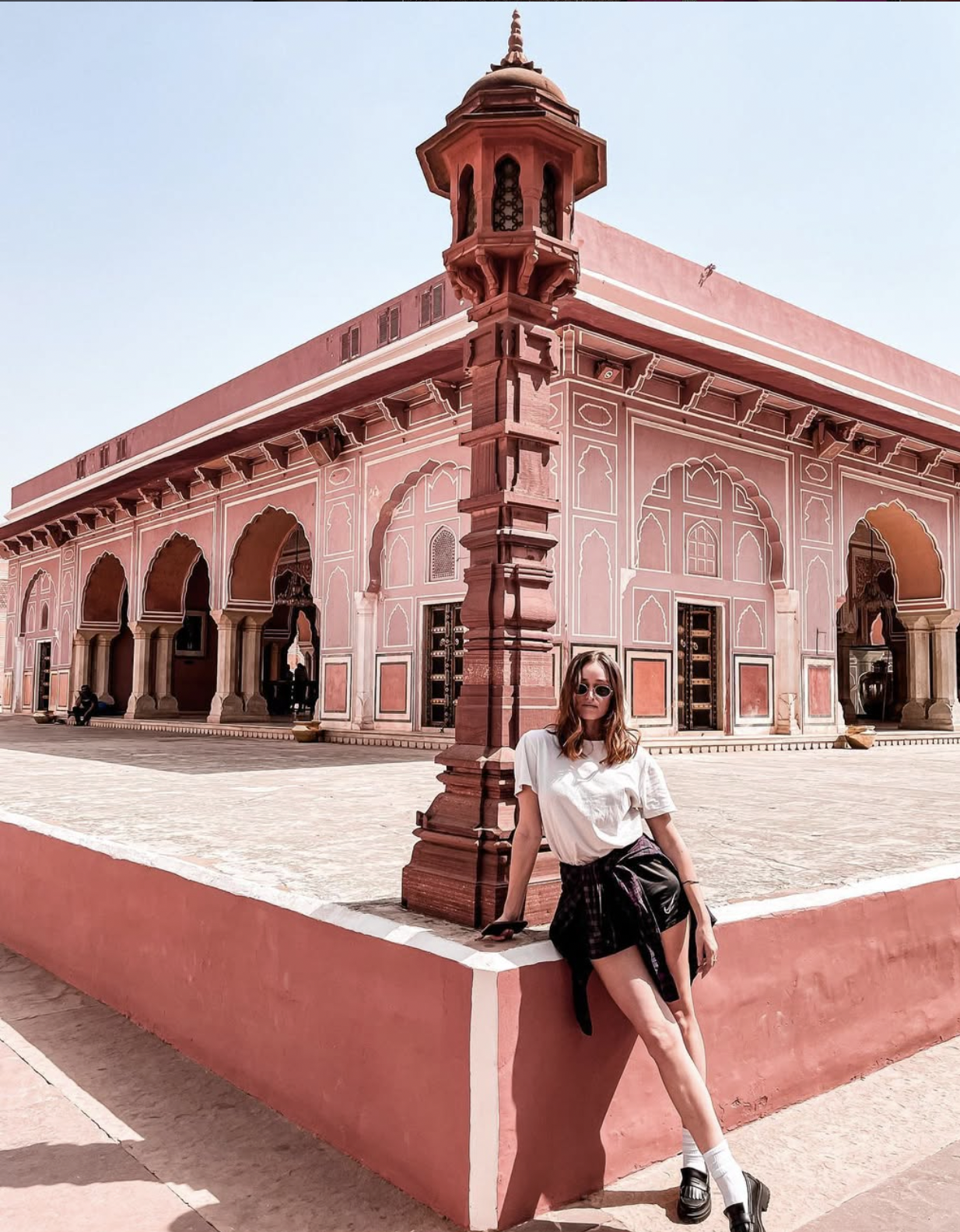 Carlijn standing outside a pink historic palace building in Jaipur