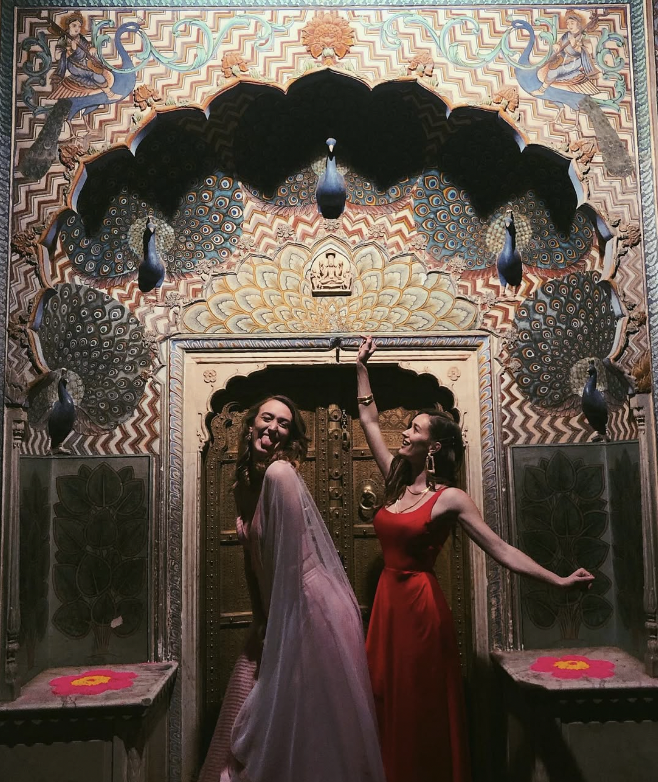 Carlijn and her twinsister Cara posing at the colorful Patrika Gate in Jaipur, India