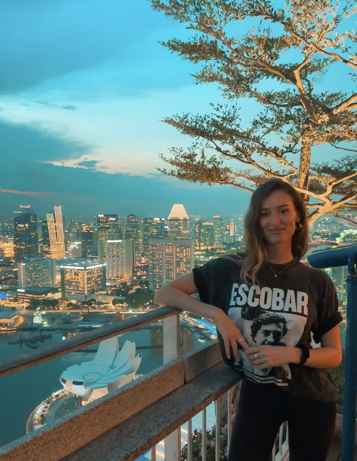 Carlijn overlooking the Singapore skyline from a rooftop bar at sunset