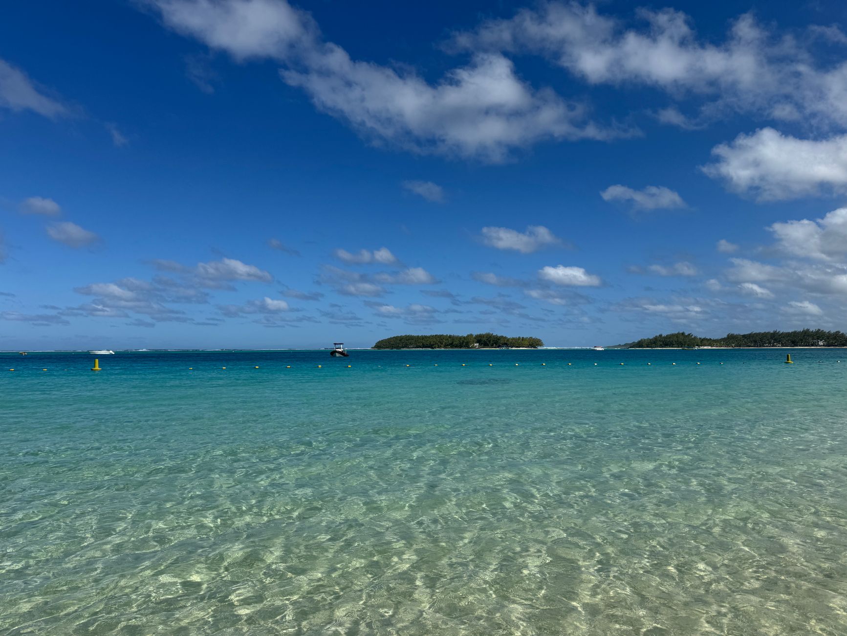 Crystal-clear turquoise lagoon at Île aux Cerfs on the east coast of Mauritius.